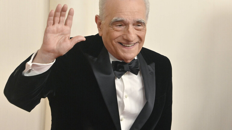 Hollywood-Regisseur Martin Scorsese winkt in die Kamera. Er ist vor der Oscar-Verleihung 2024 auf dem roten Teppich.