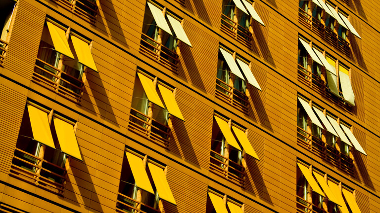 Hausfassade mit Sonnenschutz