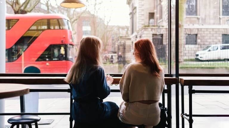 Zwei sitzen in einem Café und unterhalten sich