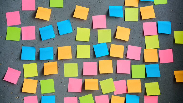 Bunte Post-its an einer Wand