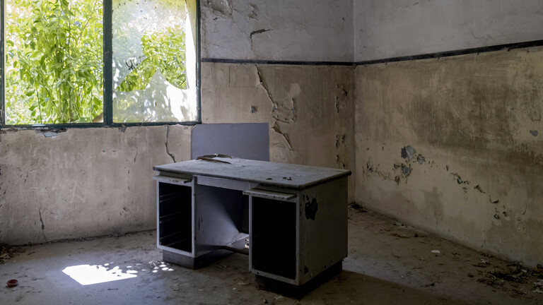 Schreibtisch steht in einem leeren Raum eines verlassenen Hauses auf Rhodos (Griechenland, 22.03.2024)