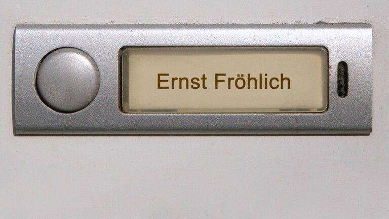 Klingelschild mit dem Namen Ernst Fröhlich