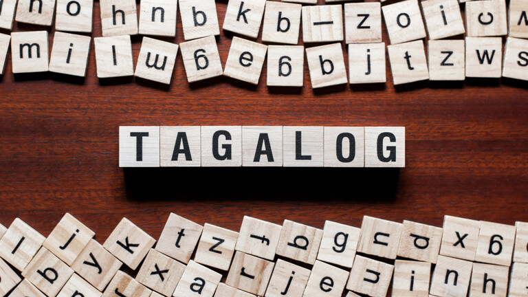 Mit Scrabble-Buchstaben ist das Wort "Tagalog" gelegt.