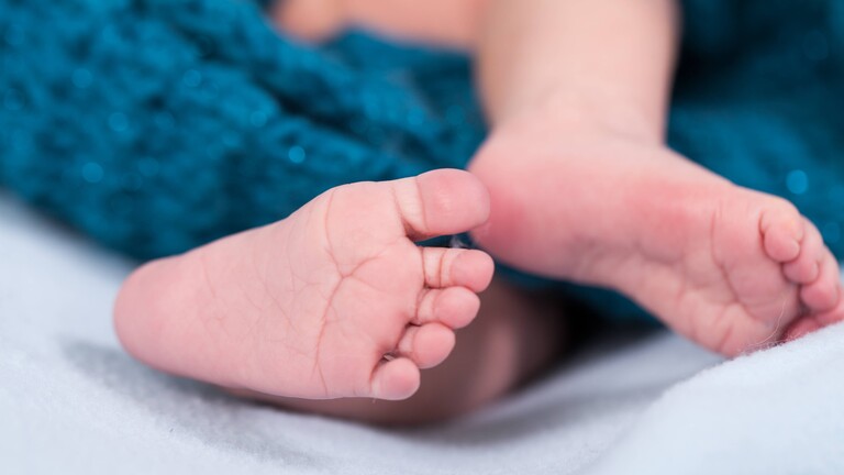 Füße eines neugeborenen Babys