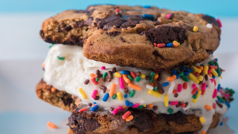 Cookie-Sandwich mit einer Cremefüllung, bei dem jemand bereits ein Stück abgebissen hat