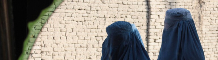 Zwei Frauen in Kabul, die Burka tragen (Afghanistan, 2014)