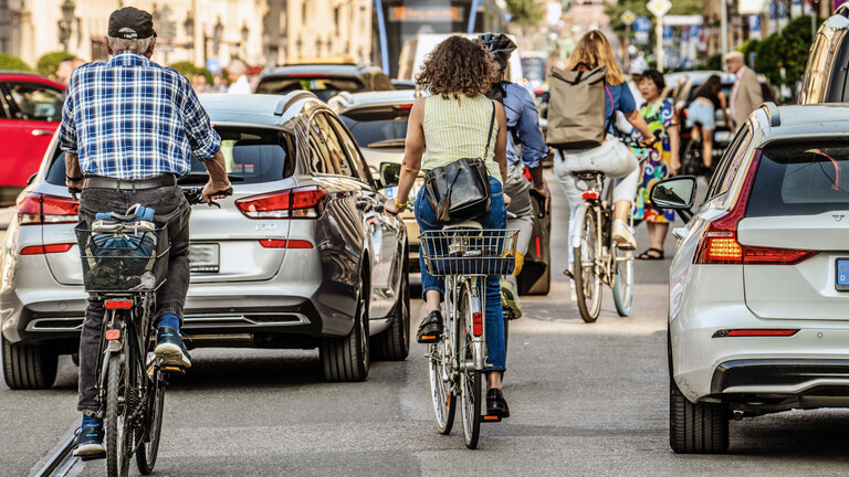 Radfahrer mitten im Autoverkehr, Chaos auf der Maximilianstraße, München