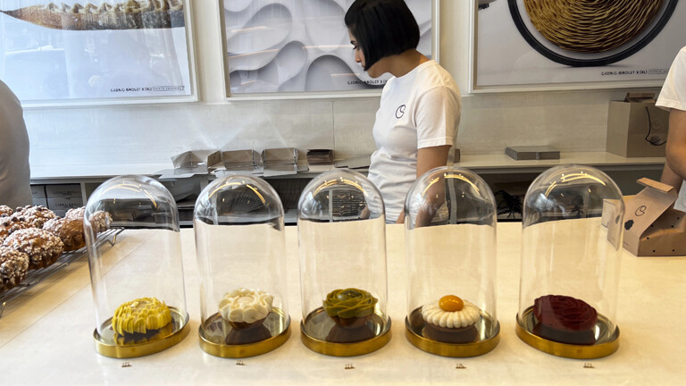 Ein Konditor bereitet am 30. April 2023 in Cédric Grolets Patisserie in Paris, Frankreich, traditionelle französische Desserts zu.