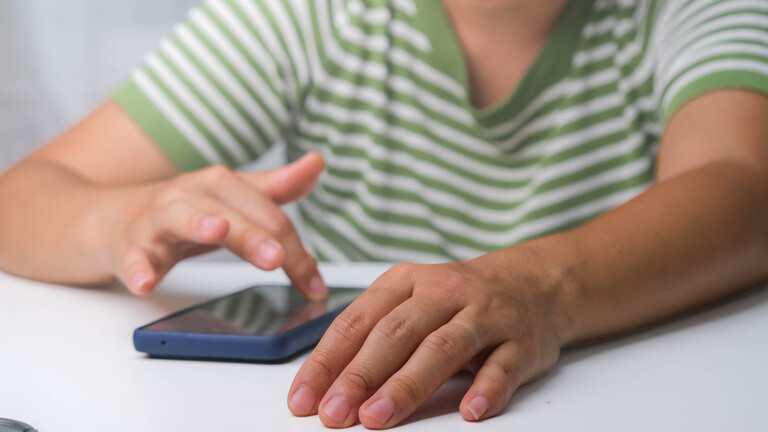 Junge Person tippt auf einem Android-Smartphone herum