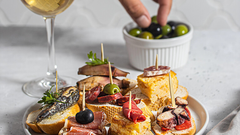 Verschiedene spanische Häppchen mit Spieß, sogenannte Pinchos