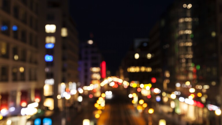 Friedrichstraße bei Nacht in Berlin mit Bokeh-Effekt