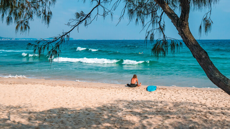 Rainbow Bay Beach in Australien ist bei Surfern beliebt