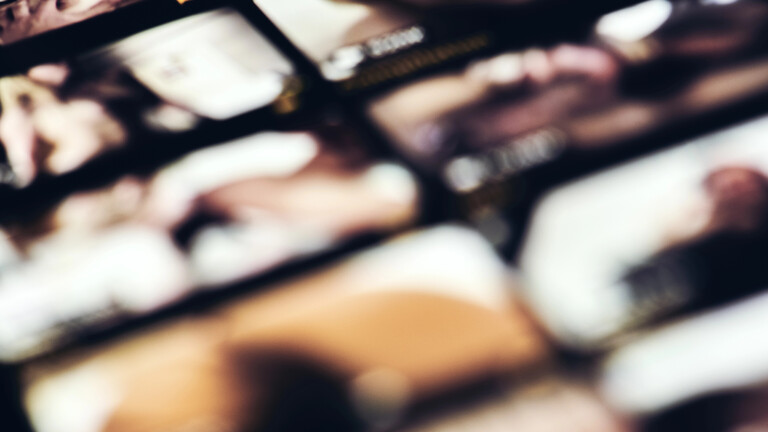 Verschwommenes Bild eines Displays, das die Übersichtsseite eines Porno-Portals zeigt.