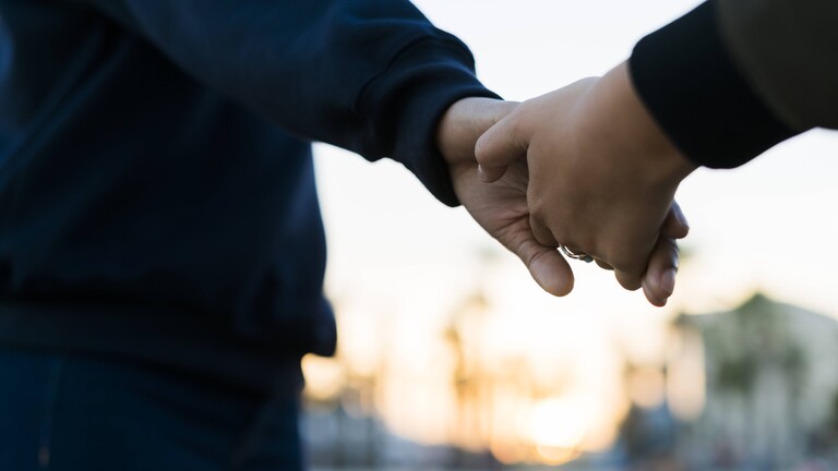Zwei Frauen Hand in Hand bei Sonnenuntergang