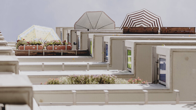 Sonnenschirme auf dem Balkon eines Plattenbaus, aufgenommen in Berlin, 07.08.2024. Berlin Deutschland