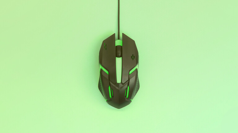Eine Gaming-Maus auf einem grünen Hintergrund