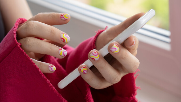 Eine Frau tippt auf ihrem Smartphone