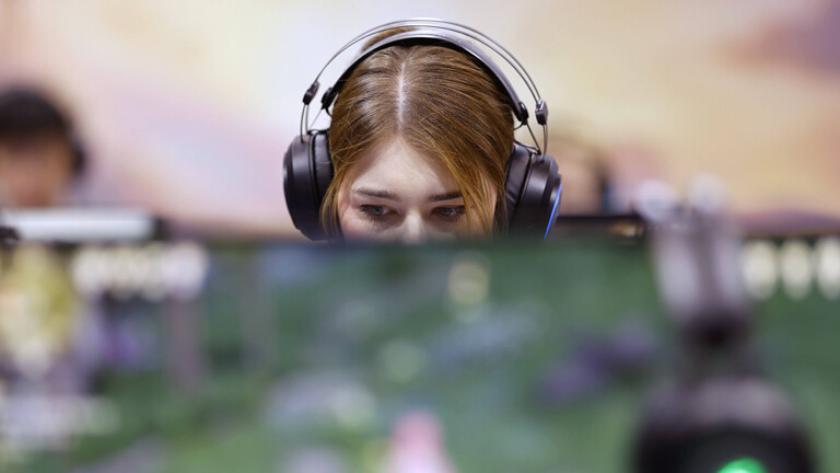 Besucher testen Videospiele auf der Gamescom 2024. Erstmals sind über 1400 Aussteller zu der Video- und Computerspielmesse präsent. (Themenbild, Symbolbild)