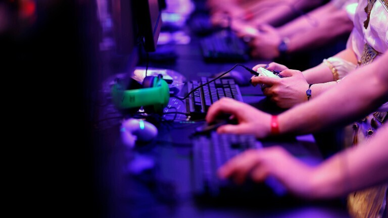 Besucher testen Videospiele auf der Computerspiel-Messe Gamescom.