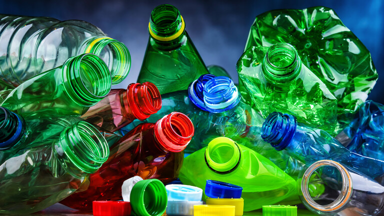 Leere farbige Getränkeflaschen. Wiederverwertbare Plastikabfälle