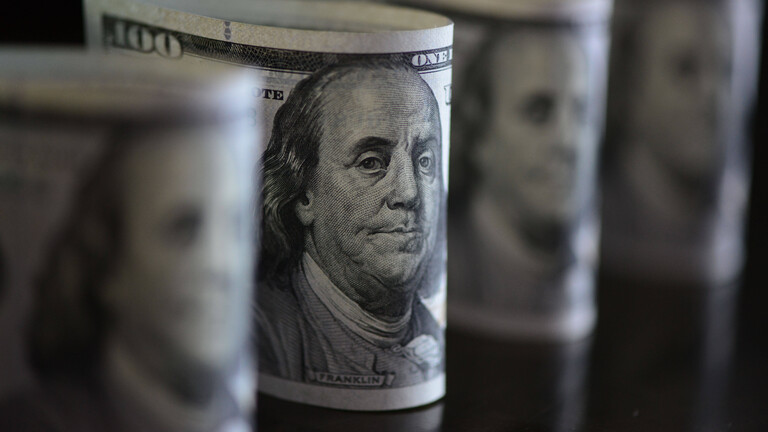 Gerollte Dollarscheine nebeneinander