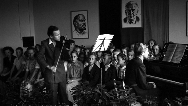 23.07.1950, Dresden, DDR: Feierlichkeit fuer die Schulabgänger in der Aula einer Grundschule.