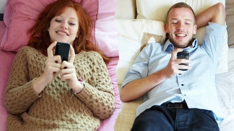 Eine Frau und ein Mann liegen nebeneinander im Bett und halten jeweils ein Handy in der Hand