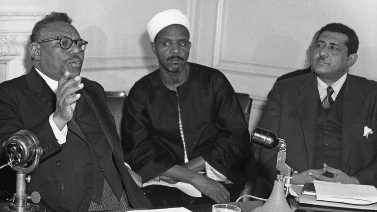 15.11.1954: Sudans erster Premierminister Sayed Ismail El Azhari (links) bei einer Pressekonferenz in London. Neben ihm der sudanesische Justizminister Ali Abd El Rahman und Sozialminister Sayed Yahia Fadly. Bei den Parlamentswahlen 1954 gewannen El Azhari und die Nationalpartei die Mehrheit. Am 1. Januar 1956 erlangte das Land die vollständige Unabhängigkeit.
