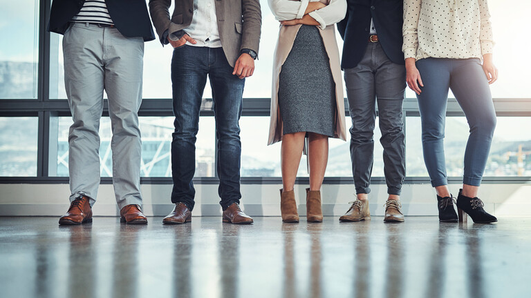 Mitarbeiter eines Unternehmens stehen nebeneinander