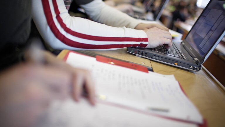 Audimax mit Studenten am Laptop an der Technischen Universitaet in Ilmenau