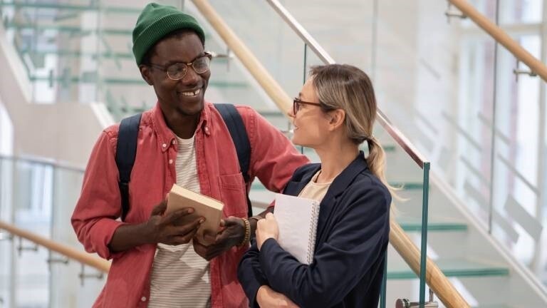 Eine Frau und ein Mann unterhalten sich