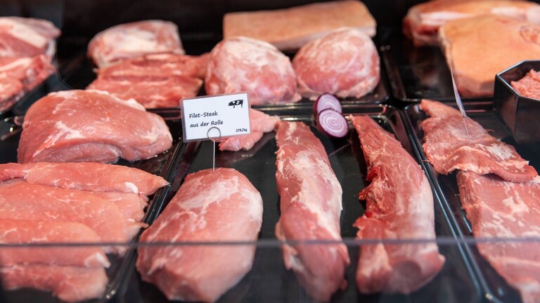 Schweinefilets in der Auslage einer Metzgerei.