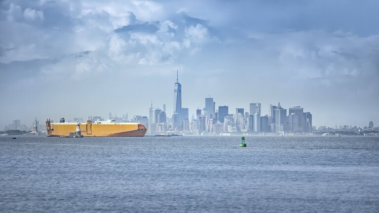 Ein Frachtschiff vor New York