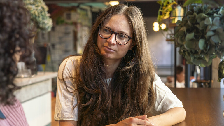 Zwei Freundinnen in einem Café