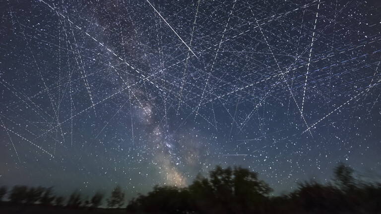Ein mit Satelliten gefüllter Himmel über Alberta, Kanada.