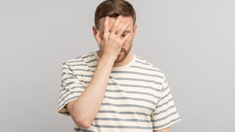 Enttäuschter gestresster Mann mittleren Alters, der mit der Hand eine Handbewegung macht und sich selbst für einen Fehler verantwortlich macht