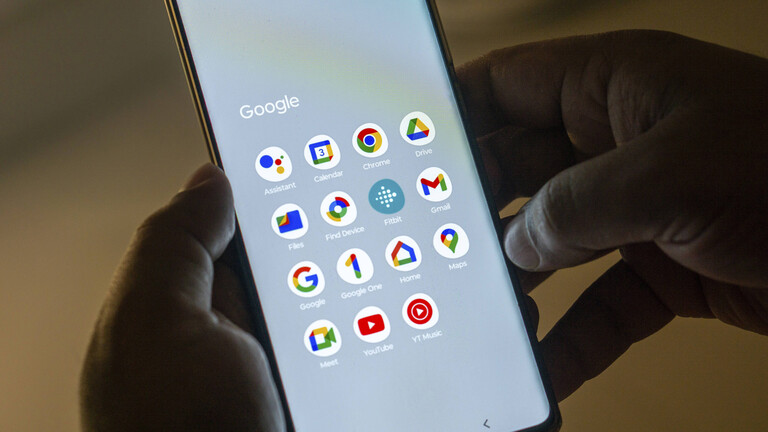 Smartphone mit verschiedenen Google-Anwendungen.