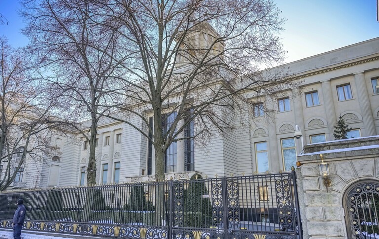 Blick auf die russische Botschaft in Berlin