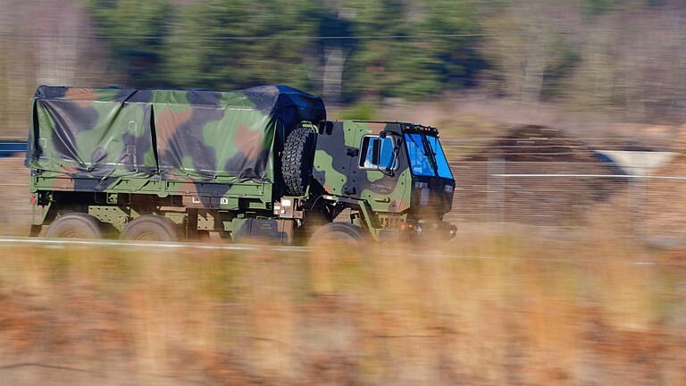 Militärfahrzeug mit Tarnfarben auf der US-Militärbasis Ramstein in Rheinland-Pfalz