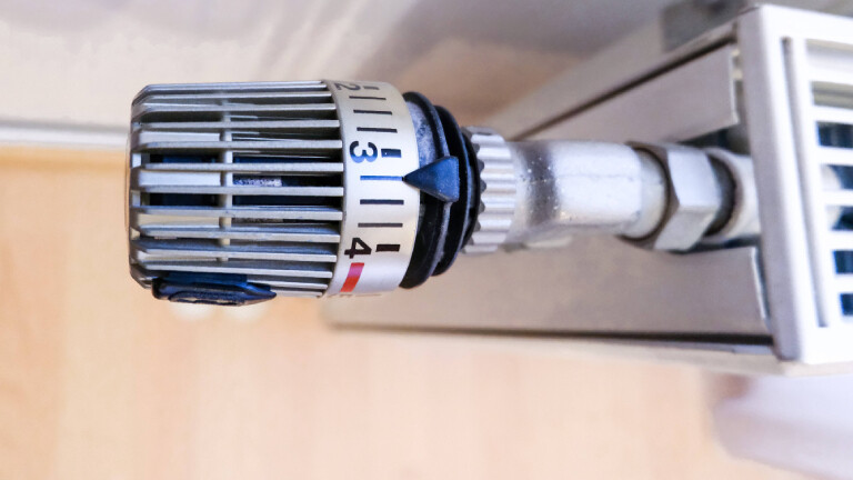 Ein Heizungsthermostat in einer Wohnung