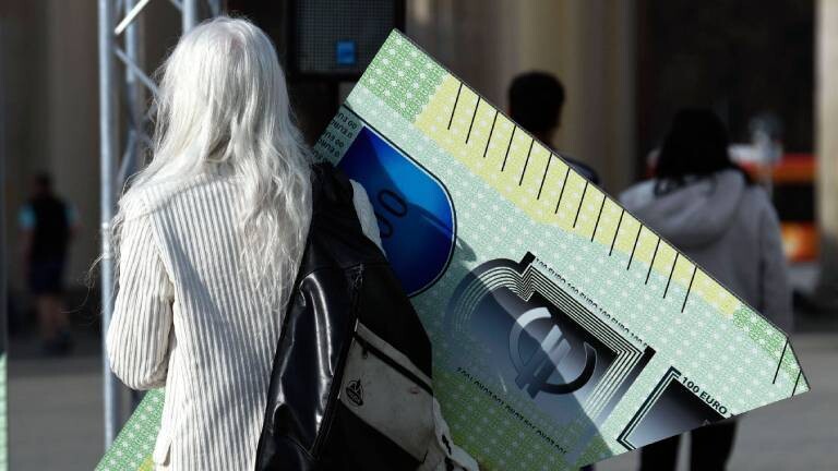 DGB Aktion zum Equal Pay Day: Frau trägt riesigen 100-Euro-Geldschein