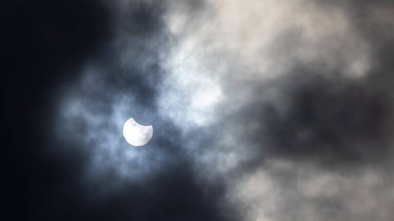Foto einer partiellen Sonnenfinsternis zwischen Wolken zu sehen, aufgenommen in Oberursel im März 2025