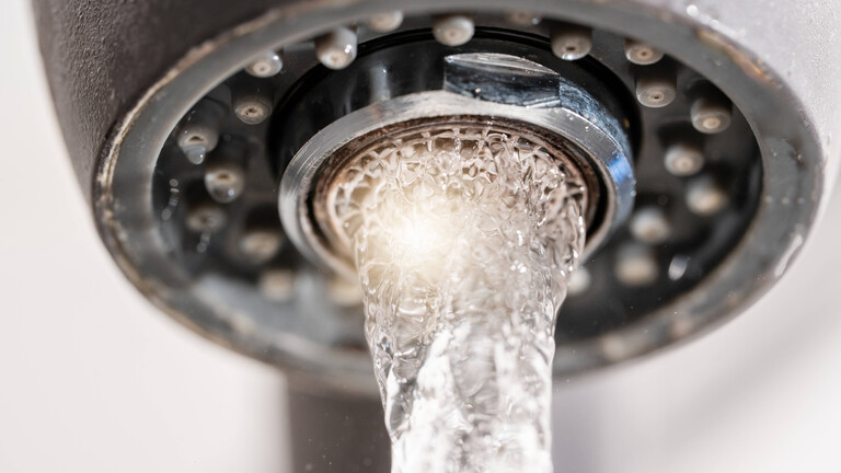 Wasserhahn mit fließendem Wasser