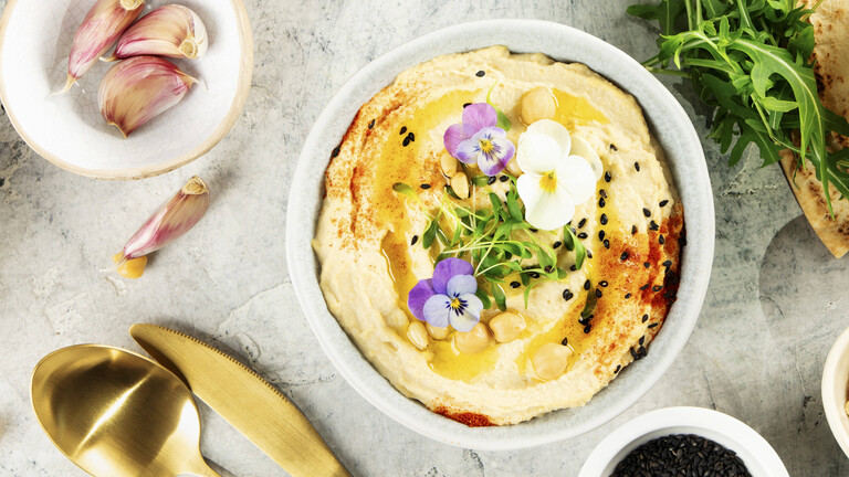 Hummus und die entsprechenden Zutaten