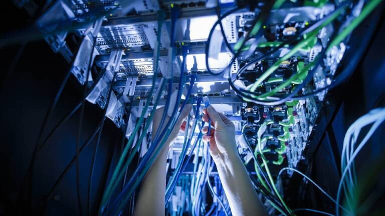 Kabel und LED-Leuchten in einem Serverraum