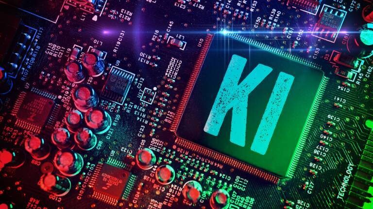 Computerchip mit Aufschrift KI (Fotomontage)
