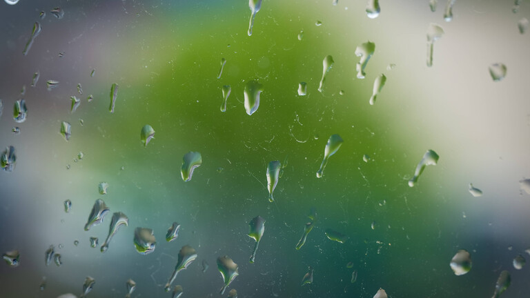Blick durch ein Fenster an einem verregneten Tag
