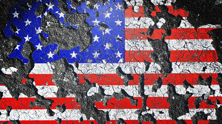 Fotomontage: US-Fahne auf gebrochenem Grund, Handelsstreit und Außenpolitik