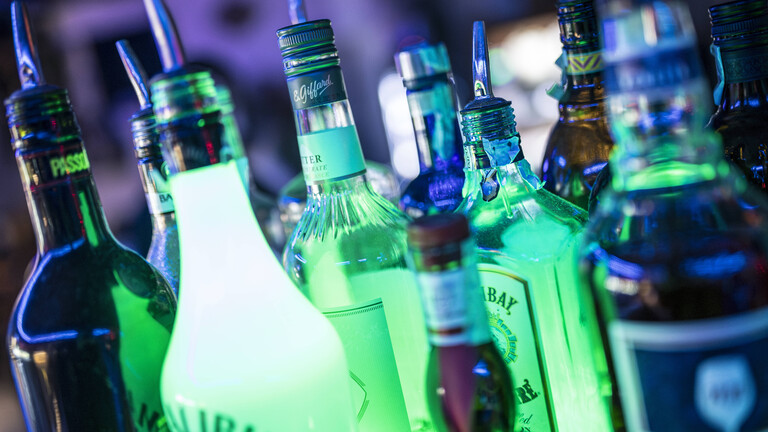 Flaschen mit alkoholischen Getränken in einer Bar