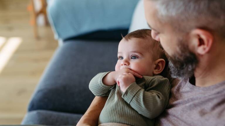 Mann hält Kleinkind